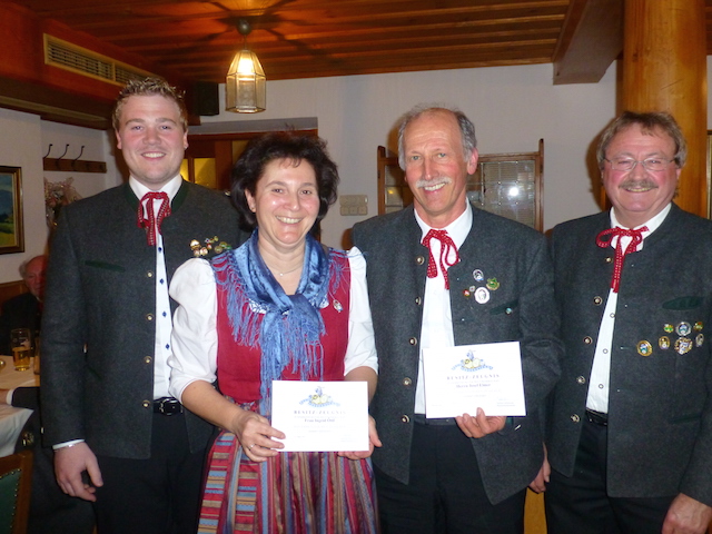 Tobi Sperl (li) und Sportwart Sepp Wirnstl (re) freuen sich, die „Silberne Gams“ an Ingrid Öttl und Sepp Elmer überreichen zu dürfen